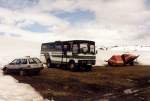 Gelndegngiger Bus mit viel Bodenfreiheit neben dem Berghotel Jhlasel im Juni 1997, von der Ringstrasse zweigt eine 16 km lange Stichstrasse ab, die letzten 6 km drfen nur Gelndewagen und dieser