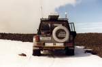 Fr die Gletscherfahrt wurde neben dem Berghotel Jklasel Luft aus den Reifen gelasen, der Jeep hat vorn einen Kompressor zum Wiederaufblasen.