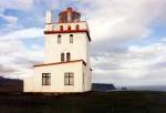 Leuchtturm von 1910 auf der Halbinsel Dyrholaey im Juni 1997, 6 km westlich von Vik i Myrdal, die Hochflche ist 120 m hoch, sie fllt senkrecht zum Meer ab und ist der sdlichste Punkt von Island.