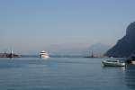 Die M/S  Napolijet  laeuft in Marina Grande ein und bringt Tagesbesucher nach Capri.