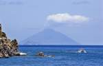Stromboli von der Insel Sicilia aus gesehen.