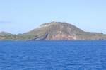 Die Vulkaninsel Vulcano vom Boot aus gesehen.