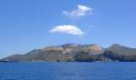 Die Vulkaninsel Vulcano vom Tyrrhenischen Meer aus gesehen. Aufnahme: Juli 2013.