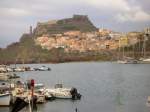 Blick vom Hafen auf die Altstadt von Castelsardo.