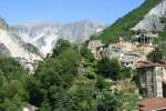 Eine Bergabusiedlung am Rand von Carrara mit den Marmorbrchen im Hintergrund.