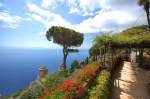 Die Amalfiküste von Villa Rufolo in Ravello aus gesehen. Aufnahmedatum: 27. Juli 2011.