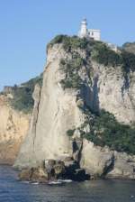 Steil ragt der Felsen mit dem Leuchturm aus dem Canale di Prcida.