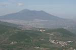 Der Blick von den Apenien auf den Vesuv. Im Vordergrund liegt Pago del Vallo; 29.03.2008