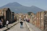 Touristen in den historischen Strassen von Pompeji. Im Hintergrund der Vesuv, der im Jahr 79 die Verwstung und den Tod brachte; 29.03.2008