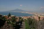 Blick ber die sdstliche Bucht vom Golf di Napoli zum Vesuv. An der Kste liegen die Stdte Castellammare di Stabia und Torre Annuziata.