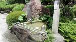 Ein Brunnen für die religiöse Waschung an einem Tempel in Yamadera in Japan. Foto vom 05.07.2019. 