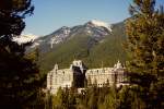Banff-Springs Hotel, erbaut von der Canadian Pacific Railway, am Eingang zum Banff-Nationalpark. (Aufnahme: Mai 1986)