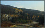 Der Miette River schlängelt sich durch die herbstlichen Rocky Mountains bei Jasper.