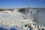 Die Niagara Flle bieten im Winter einen traumhaften Anblick. Die eisige Klte ist aber nichts fr W-Eier. Beim Fotograsfieren fielen mir fast die Finger ab. Blick zur Rainbowbridge mit den American Fall; 25.01.2009