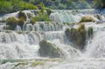 Die Wasserfälle sind das Markenzeichen und die Hauptattraktion des Nationalparks Krka. Insgesamt reihen sich 17 Barrieren, dutzende kleinere und ein handvoll großer Wasserfälle aneinander, die zusammen auf der ganzen Länge des Parkareals 46 Höhenmeter überwinden. Aufnahme: Juli 2009.