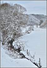  D'Wemperbaach  schlngelt sich am 18.12.2010 durch die Winterlandschaft in Maulusmhle.