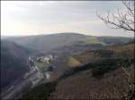 Die Aussicht von der  Hockslay  ist atemberaubend! Unten im Tal sieht man die Ortschaft Kautenbach, sowie die Strae, welche in Serpentinen nach Alscheid fhrt. 17.04.08 