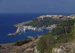 Gozo, die zweitgrte Insel Maltas, wird meist ber den Hafen Mgarr erreicht, dort legt auch die halbstndlich verkehrende Autofhre von der Hauptinsel an. Nicht weit auerhalb kann man den kleinen Hafen und einen Teil der umgebenden Landschaft schon recht gut berblicken, 01.10.2007
