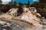 Orakei Korako ist ein Gebiet mit geothermischer Aktivität in Neuseeland. Das Gebiet befindet sich nördlich der Stadt Taupo an den Ufern des Waikato River. Aufnahme: Februar 1987 (digitalisiertes Negativfoto).