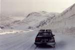 Strasse ber die Insel Mageroya von Honningsvag zum Nordkapp ber das ca. 300 Meter hohe Hochland, die Schneeverwehungen knnen an manchen Stellen betrchtlich sein, die Strae wird zeitweise Wetterbedingt gesperrt, Mrz 1992.