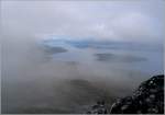 Die Wolken reien auf: Blick auf die grandiose Landschaft um Troms. Troms selbst liegt auf der langgezogenen Insel rechts oben. 9.8.2006 (Jonas)