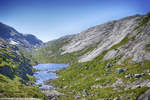 Kjerag oder Kiragg ist ein Felsplateau in der norwegischen Gemeinde Forsand (Fylke Rogaland) am Lysefjord. Der höchste Punkt des Plateaus liegt bei ca. 1020 moh.
Aufnahme: 3. Juli 2018.