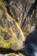 Regenbogen am Wasserfall Vøringsfossen im norwegischen Hardanger.