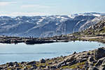Die 27 Kilometer lange Wanderung zur Trolltunga (Norwegen) führt durchs Gebirge und am seen vorbei.