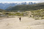 Am Wanderweg zum Trolltunga im norwegischen Hardanger. Im Hintergrund ist der Folgefonna Gletscher zu sehen. Aufnahme: 8. Juli 2018.