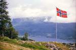 Die Norwegische Flagge am Hangurstoppen am See Vangsvatnet.
