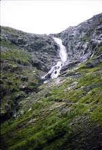 Der 320 Meter Hohe Stigfossen am Trollstigen in Norwegen.
