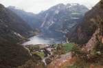 Blick auf den Geirangerfjord noch ohne Erlebniszentrum am 23.7.1994. Auf der gegenberliegenden Seite geht es die Serpentinen wieder hinauf.
