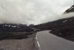 berfahrt vom Geirangerfjord zu den Trollstigen am 23.7.1994. Auf ber 1000m kommt man vom Sommer wieder in den Schnee und in die Wolken.