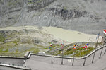 Schmelzwasser am Fuß des Gletschers Pasterze im Nationalpark Hohe Tauern in Österreich.