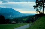 landschaftliche Weite im abendlichen sterreich. Im Tal liegt Hallein, links darber Bad Drrnberg. Genau hinter dem Baum ist Salzburg. Sommer 2000
