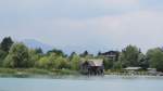 Ein kleines Bootshaus am Faaker See. Angrenzend der dazugehrige Steg fr Schwimmer.(3.7.2013)