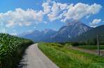 Malerisch führt der kleine Feldweg bei Flaurling im Tiroler Oberinntal an den Ende Juli bereits hoch stehenden Maispflanzen vorbei. Im Blick stets die Mieminger Kette mit der Hohen Munde. (30.07.2020)