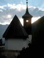 Genau durch die Öffnung im Glockenturm der kleinen Kapelle im Windachtal nahe Fiegls Gasthaus schien abends die Sonne.