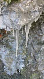 Ein Versuch: Eiszapfen hngen an einem Felsen. Aufgenommen am 15.1.2012 bei Brixlegg.