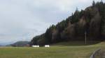 Blick auf ein bereits etwas grnes Feld in Kramsach am 10.3.2013.