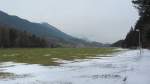 Blick ber die weiten Felder bei Kramsach. Vor kurzem hatte die bereits grne Wiese noch als Langlaufloipe gedient.(28.3.2013)