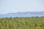 Die Ostsee und die Insel Wolin (Wollin) von der Küstenbatterie Goeben aus gesehen. Aufnahme: 7. Mai 2016.