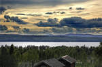 Blick auf den SIljansee (auf Schwedisch einfach »Siljan«) vom Siljansvägen.  Er wird vom Fluss Österdalälven durchflossen. Ein weiterer Zufluss kommt vom nördlich gelegenen Orsasjön, der vom Oreälven gespeist wird.
Aufnahme: 30. Juli 2017.
