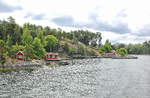Die Schärenküste von Skarpö östlich von Stockholm. Der Abstand zu der Nachbarinsel Stegesund ist nur 100 Meter.
Aufnahme: 26. Juli 2017.