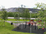 Kiruna am 22. Juni 2016, Blick vom Zentrum in Richtung Erzbergwerk.