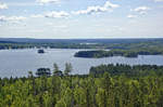 Blick über Änghultasjön. Aus zwanzig Metern Höhe hat man am »Little Rock Lake« einen kilometerweiten 360 Grad Panoramablick über Schwedens schönste Wälder und Landschaft. Aufnahme: 20. Juli 2017.