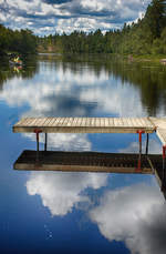 Badebrücke am See Törn im schwedischen Småland. Die Provinz Småland ist typisch skandinavisch, mit großen Nadelwäldern, vielen Seen und ausgedehnten Mooren.Aufnahme: 19. Juli 2017.
