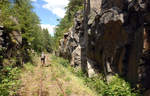 Eine typische schwedische Felsenlandschaft an der Schmalspurbahn von Åseda nach Virserum im Provinz Småland.