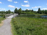 Kleine Brücke zur Insel der Schlossruine Eksjöhovgård im Eksjöhovgårdssjö See bei Sävsjö (12.06.2016)