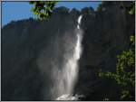 Der Staubbachfall bei Lauterbrunnen im Berner Oberland, aufgenommen am 20.07.2010. Hier kann man schn erkennen, wie dieser Wasserfall seinen Namen bekommen hat. Das Wasser wird in alle Richtungen verstubt, lt. Wikipedia vor allem in Verbindung mit der regelmssig auftretenden Thermik.